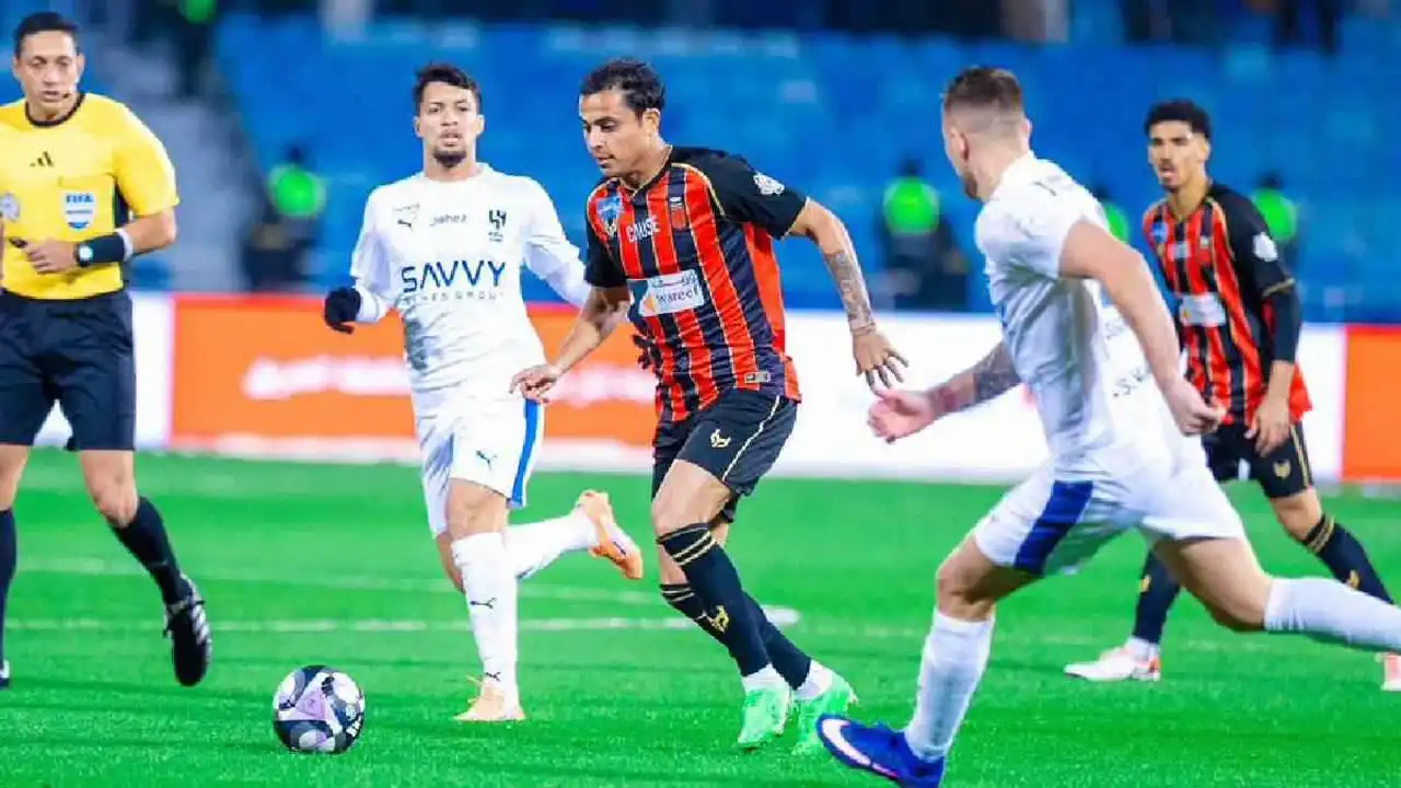 لقطة أثارت الجدل.. ماذا فعل نجم الهلال تجاه شقيقه بعد طرده بمباراة الرياض؟